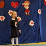 Dziewczynka śpiewa piosenkę