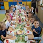 dzieci przy świątecznym stole