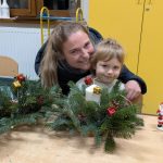 Dziewczynka z mamą prezentują zrobiony przez siebie stroik