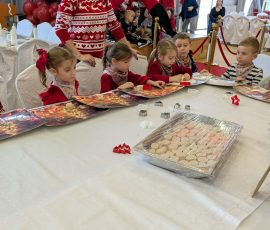 dzieci lepią figurki z masy solnej