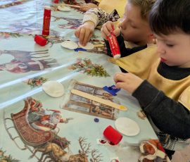 Dzieci wykonują bałwanka