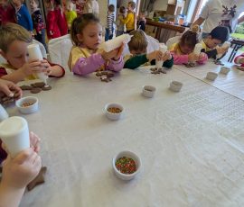 dzieci ozdabiają świąteczne pierniczki