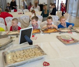 dzieci lepią figurki z masy solnej