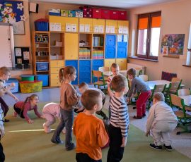 Dzieci bawią się w dinozaury na dywanie